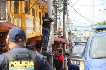 PNC retira cámaras ilegales en Boca del Monte tras la masacre que dejó siete muertos