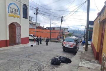 Abandonan 2 cuerpos dentro de bolsas plásticas frente a una iglesia de la colonia Juana de Arco