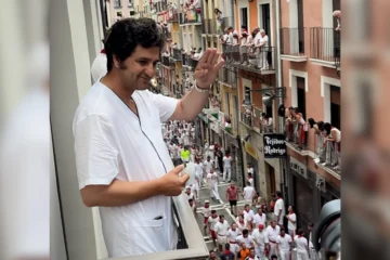 Morante de la Puebla observa el cuarto encierro de San Fermín desde el balcón de un hotel en Pamplona