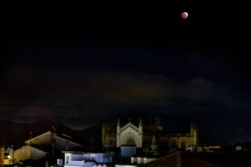 Las imágenes que dejó el eclipse lunar parcial del 27 de agosto en diferentes partes del mundo