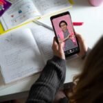 ¿Niños con celulares? Un estudio revela cómo el uso temprano de redes sociales afecta las calificaciones escolares