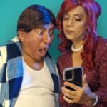 “Demasiado surrealista”: la obra de teatro que presenta una sátira social sobre la brecha generacional y las obsesiones de la vida moderna