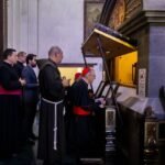 La tumba del Santo Hermano Pedro fue abierta durante la visita del cardenal Pietro Parolin a Antigua Guatemala