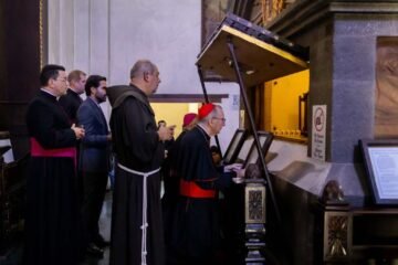 La tumba del Santo Hermano Pedro fue abierta durante la visita del cardenal Pietro Parolin a Antigua Guatemala