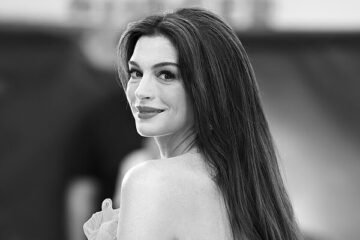 Anne Hathaway acaricia el Oscar por La odisea: «Al principio de tu carrera solo te preguntas: ‘¿Conseguiré algún día un trabajo?'»