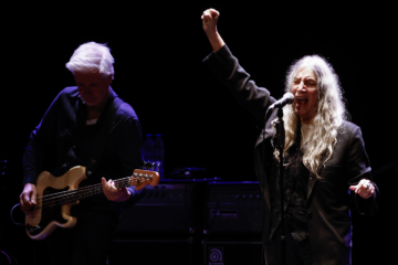 Patti Smith sumerge en un ritual chamánico Gijón para celebrar los 50 años de su primer concierto en España