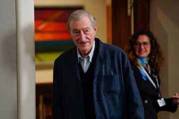 Julian Barnes: «Me temo que no llegaré a ver al Reino Unido de nuevo en Europa por el miedo a Nigel Farage y su ridículo partido»