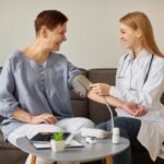 Tres hábitos de salud mental que pueden ayudar a controlar la presión arterial